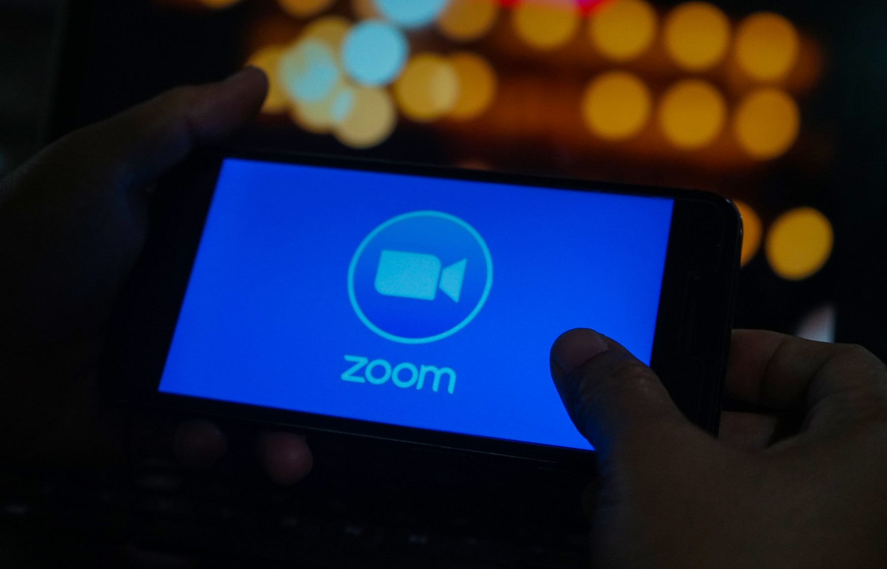 Faci bani prin Zoom. Platforma introduce opțiunea OnZoom