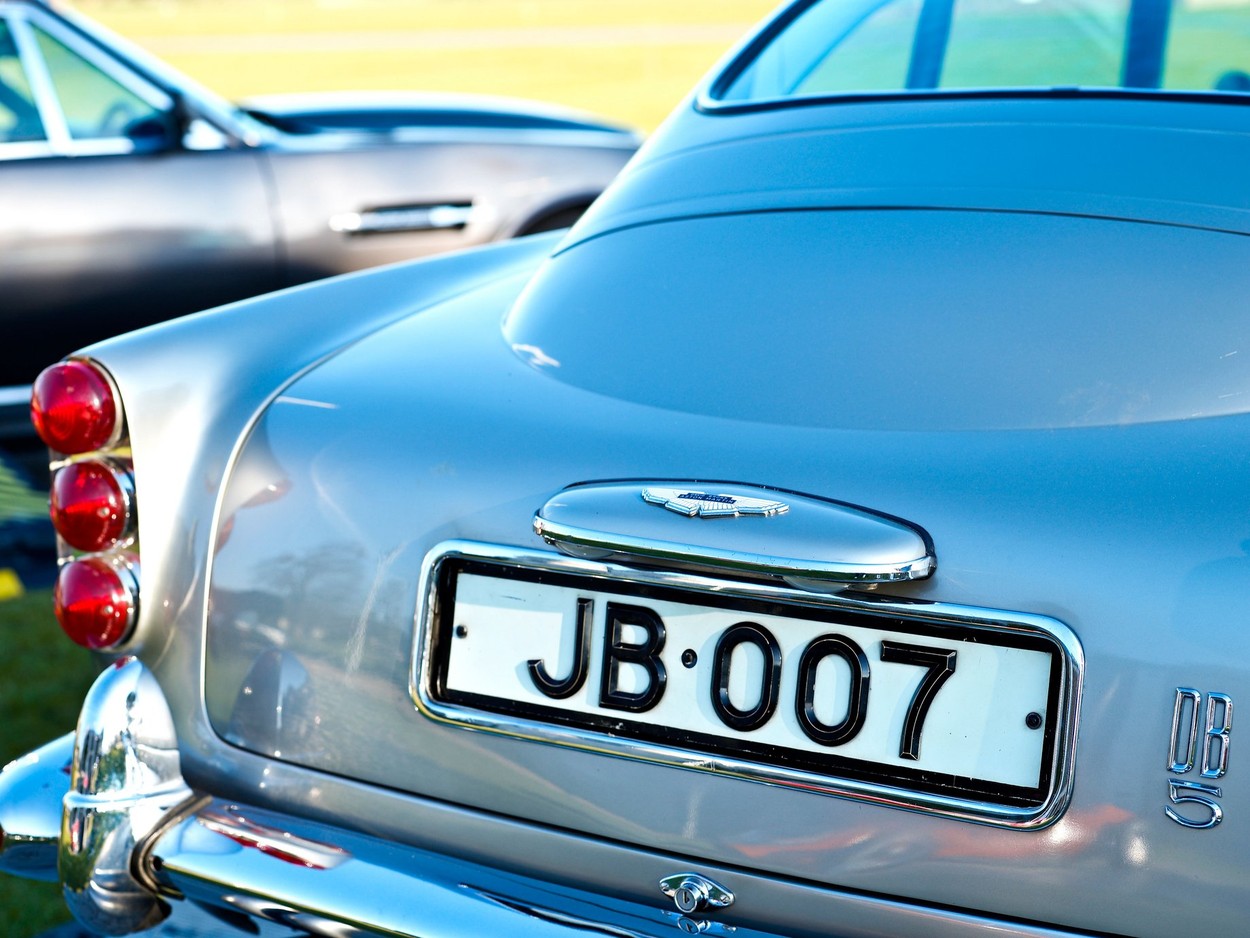 O replică de Aston Martin din filmele James Bond a fost vândută cu 200.000 de dolari