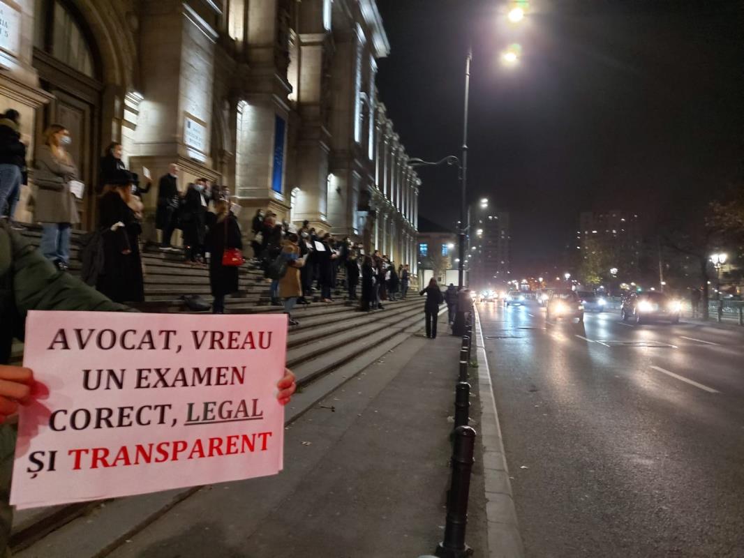 Avocaţii stagiari protestează în toată ţara faţă de examenul de definitivat: 20% din întrebări nu aveau nicio variantă de răspuns