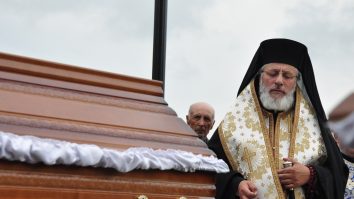 Arhiepiscopul Calinic: „Folosiți betișoarele acelea pe nas, cum se fac testele, cu amestec din sare și oțet. Așa prăjiți Covidul!”
