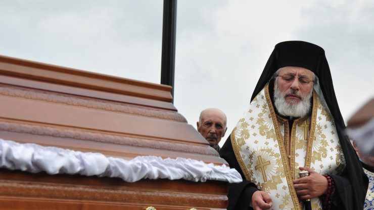 Arhiepiscopul Calinic: „Folosiți betișoarele acelea pe nas, cum se fac testele, cu amestec din sare și oțet. Așa prăjiți Covidul!”