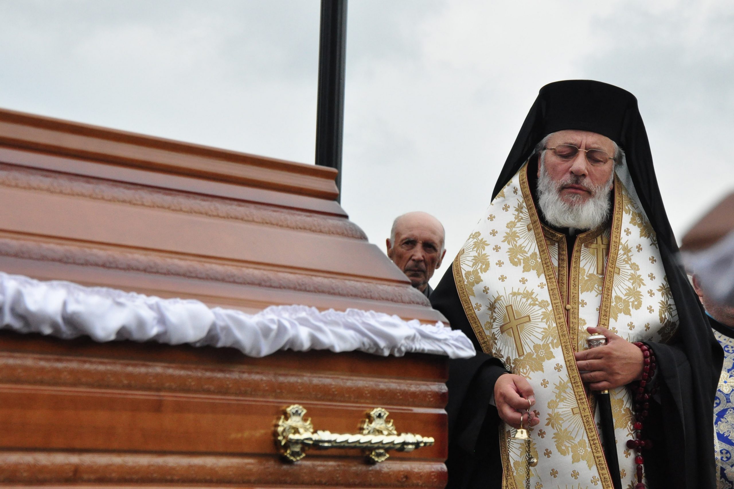 Arhiepiscopul Calinic: „Folosiți betișoarele acelea pe nas, cum se fac testele, cu amestec din sare și oțet. Așa prăjiți Covidul!”