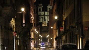 Noile restricții impuse de autorități au intrat în vigoare la ora 00:00. Ce mai avem și ce nu mai avem voie să facem