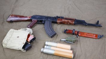 73 de ani de la „nașterea” celei mai populare arme din lume. Țara care are Kalashnikov pe steag