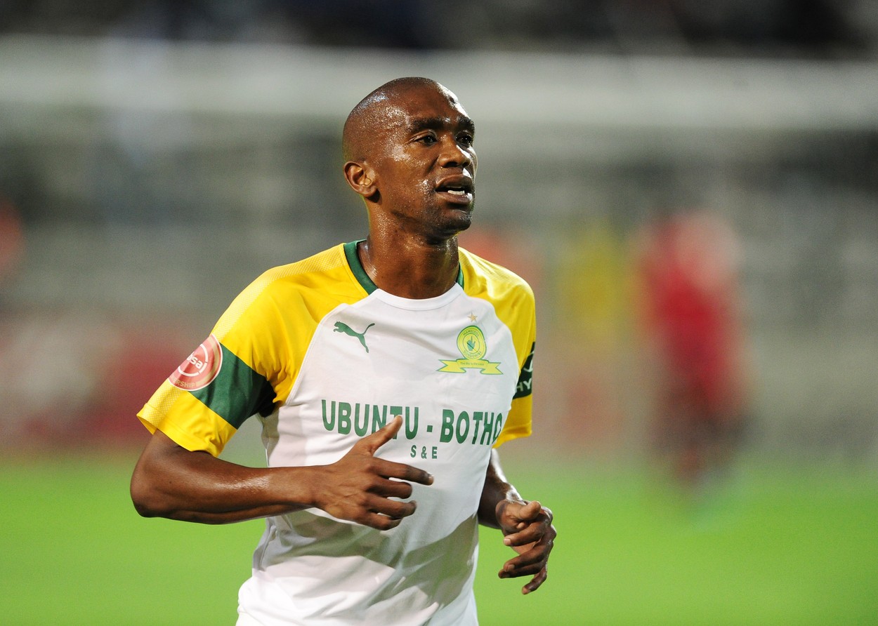 Fostul internațional sud-african Anele Ngcongca și-a pierdut viața în urma unui accident auto. Fotbalistul de 33 de ani se îndrepta către noul său club