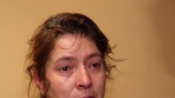 Neputincioși în faţa şcolii online. Eşecul fetiţei a umplut de lacrimi ochii bunicii: „Nu avem ce să-i oferim ceva mai bun”