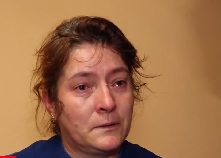 Neputincioși în faţa şcolii online. Eşecul fetiţei a umplut de lacrimi ochii bunicii: „Nu avem ce să-i oferim ceva mai bun”