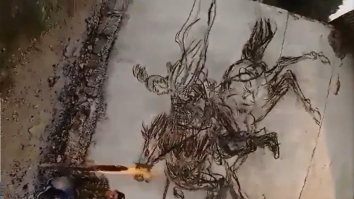 Arta focului, dusă la extrem. Un artist „pictează” pereți cu cărbune încins