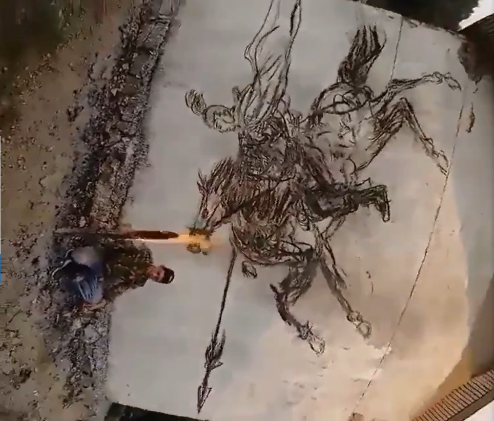 Arta focului, dusă la extrem. Un artist „pictează” pereți cu cărbune încins