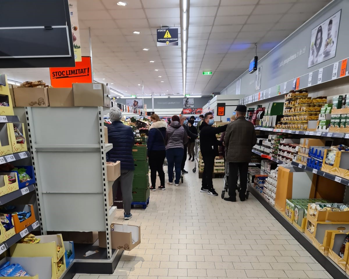 FOTO și VIDEO. Constănțenii au luat cu asalt supermarketurile. Municipiul intră în carantină