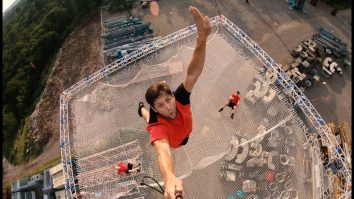 Acrobați de Cartea Recordurilor: un grup de sloveni fac cascadorii periculoase