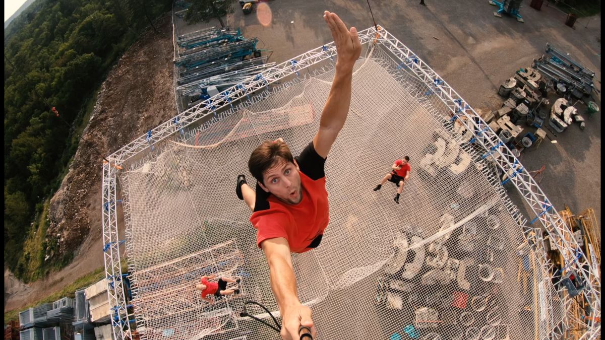 Acrobați de Cartea Recordurilor: un grup de sloveni fac cascadorii periculoase