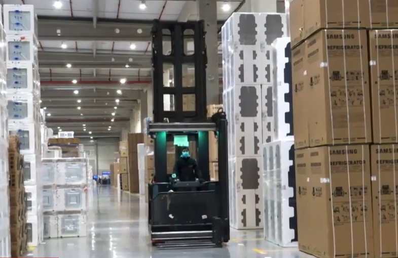 Black Friday. Atmosfera din cel mai mare depozit eMag: Sunt 4 milioane de produse la ofertă