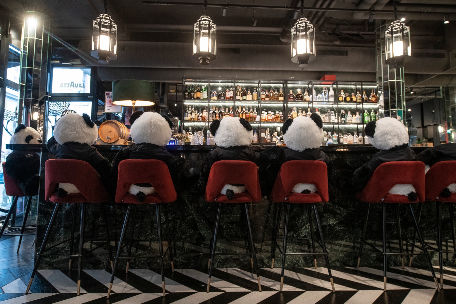 Proprietarul unui restaurant din Frankfurt a ales să protesteze în mod inedit: și-a umplut localul cu urși panda de jucărie