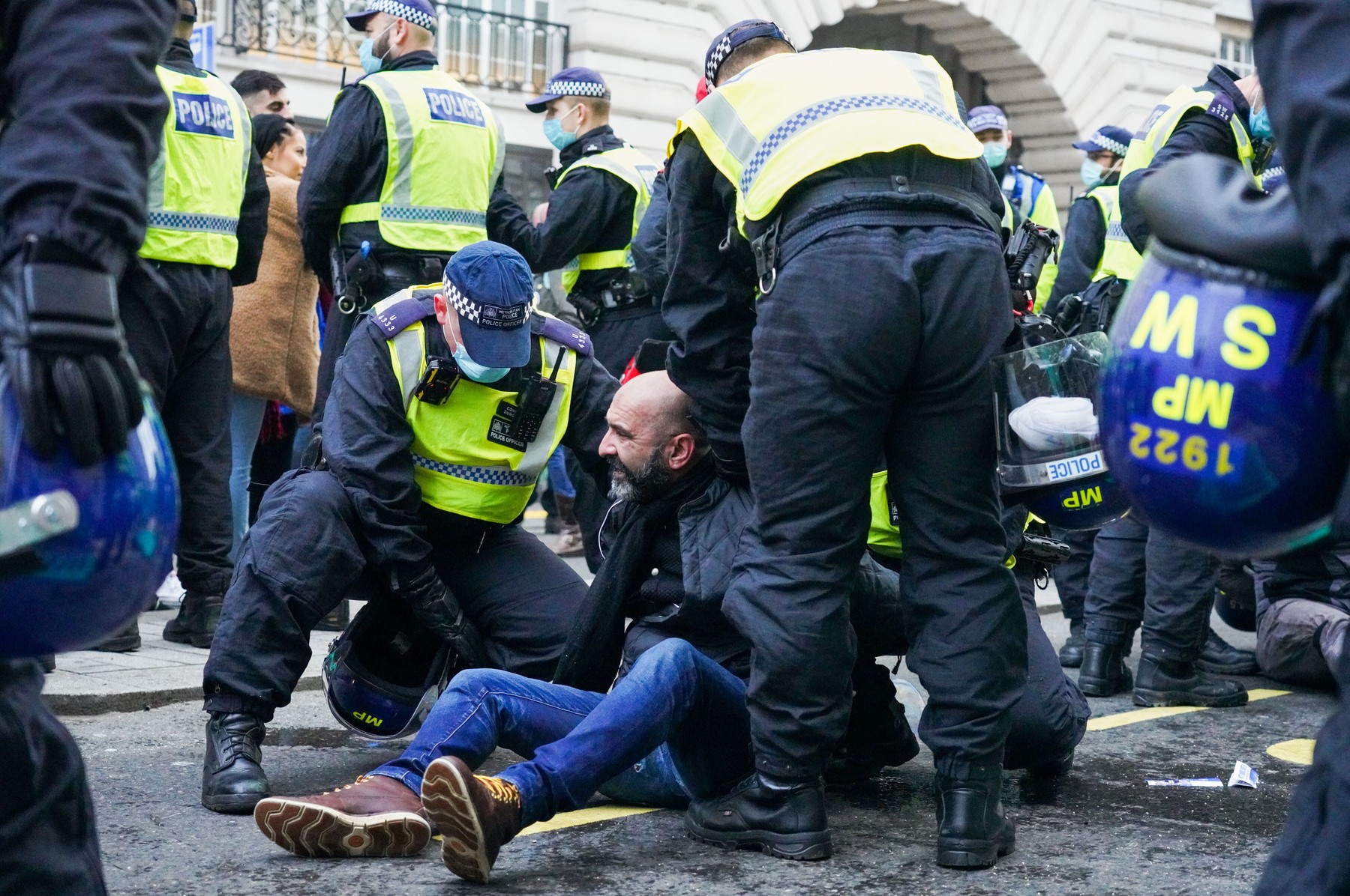 155 de arestări la un protest anti-lockdown în Londra. Aproape 400 de oameni au ieșit în stradă