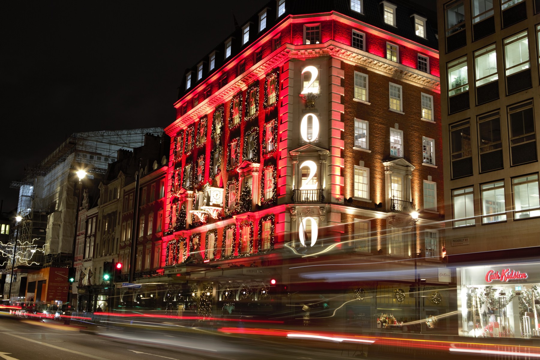 Capitalele europene strălucesc: s-au aprins luminițele de Crăciun