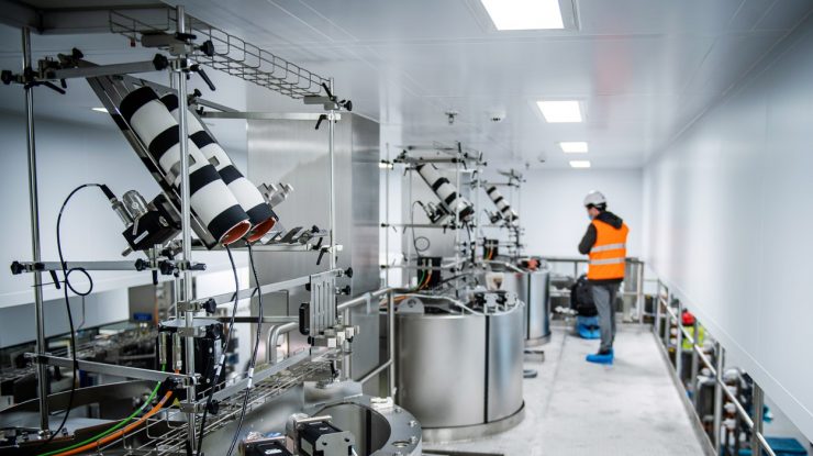 Linia-de-producție-pentru-vaccinul-Moderna-împotriva-Covid-19-din-Visp-Elveția