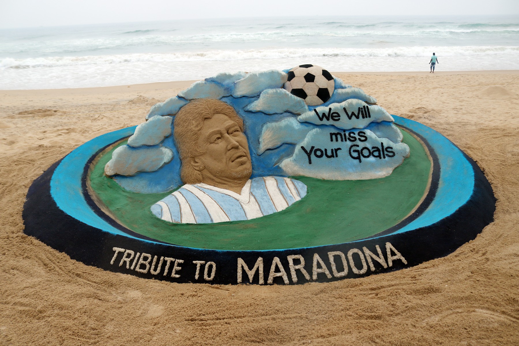 Tribut inedit pentru Maradona: sculptură pe nisip în India