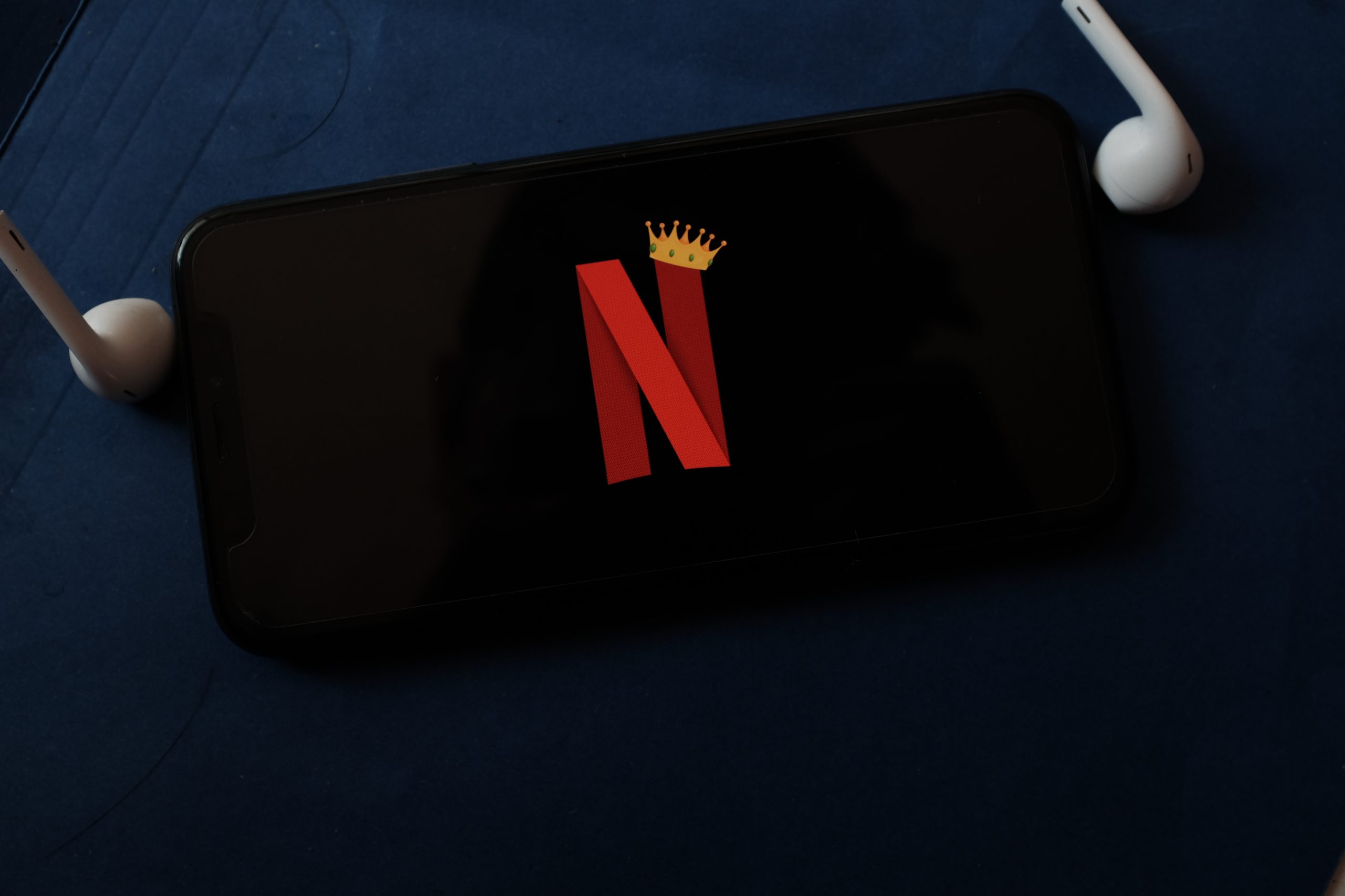 Ministrul Culturii din Marea Britanie vrea ca Netflix să precizeze că „The Crown” este o ficțiune