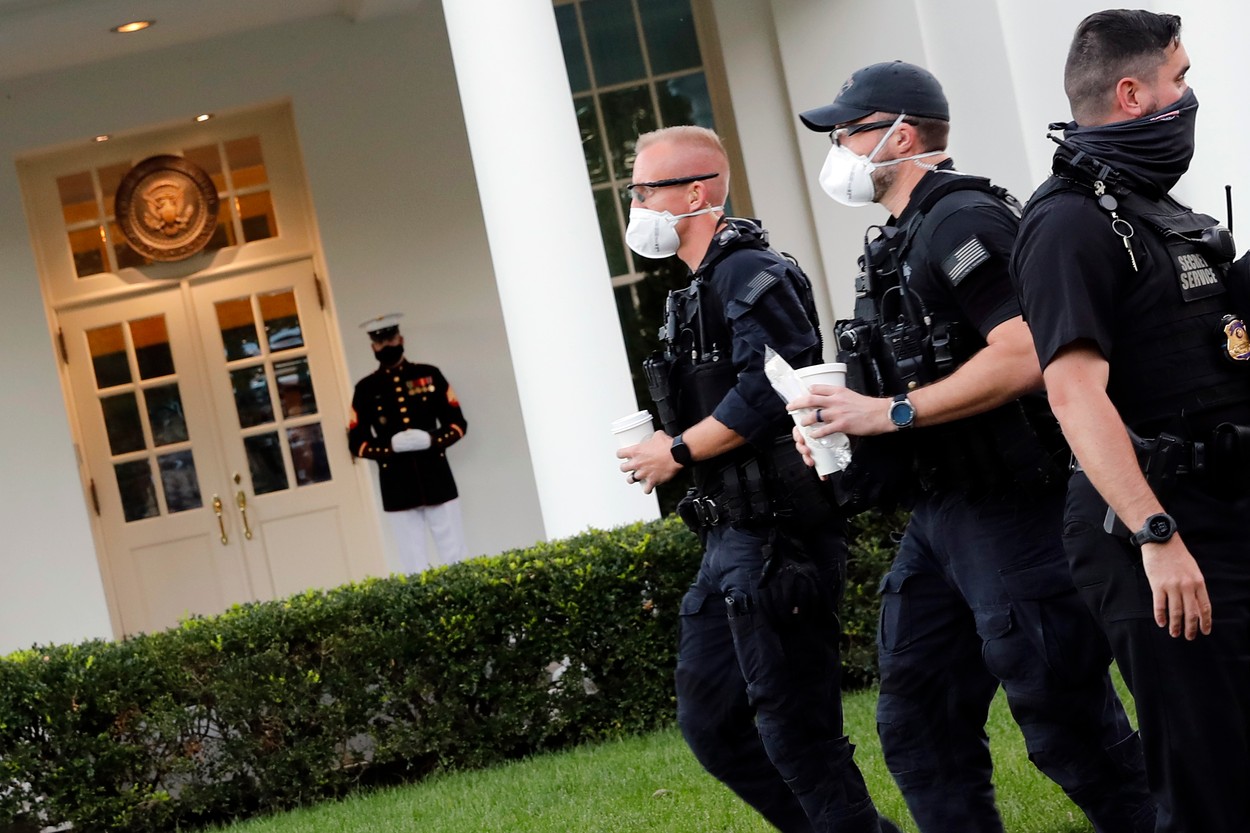 Peste 130 de ofițeri ai serviciilor secrete sunt infectați cu coronavirus sau au intrat în carantină în urma călătoriilor electorale ale lui Trump