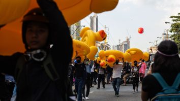 Thailanda: doi elevi participanți la un protest au fost dați în judecată. Țara este zdruncinată de proteste