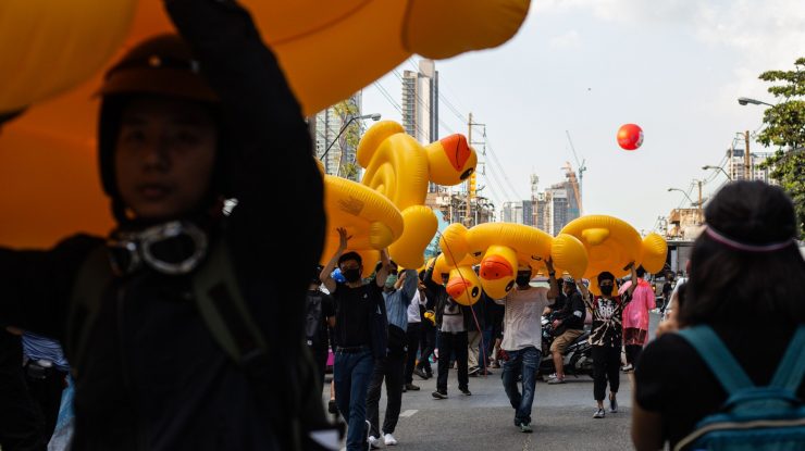 Thailanda: doi elevi participanți la un protest au fost dați în judecată. Țara este zdruncinată de proteste