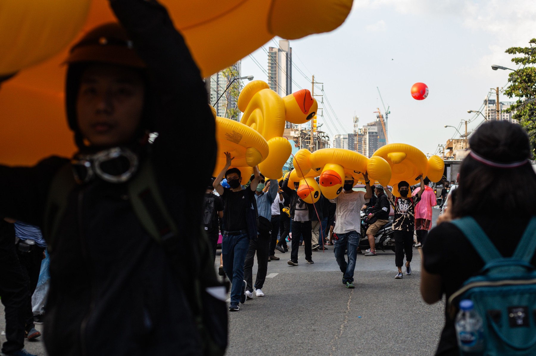 Thailanda: doi elevi participanți la un protest au fost dați în judecată. Țara este zdruncinată de proteste