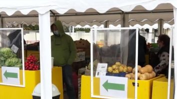Prima zi cu piețe închise: „Ce să fac cu ea? O arunc! Cum ai pus marfa pe tarabă, în aer liber, a înghețat”