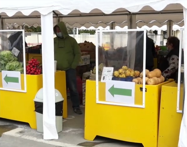 Prima zi cu piețe închise: „Ce să fac cu ea? O arunc! Cum ai pus marfa pe tarabă, în aer liber, a înghețat”