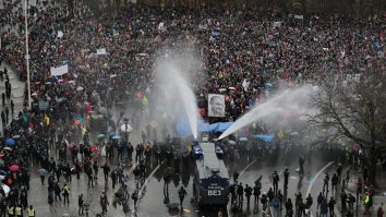 VIDEO. Proteste violente la Berlin. Mai mulți polițiști au fost răniți și 200 de manifestanți au fost reținuți