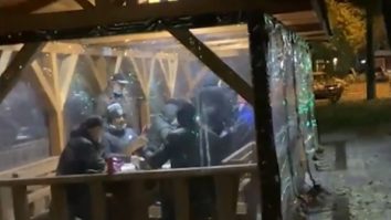 Șah fără mască de protecție în fața Primăriei Sectorului 2. Patron de restaurant: „Legea e pentru unii mumă, pentru alții…ciumă”