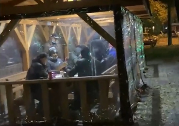 Șah fără mască de protecție în fața Primăriei Sectorului 2. Patron de restaurant: „Legea e pentru unii mumă, pentru alții…ciumă”