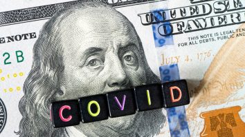 Simbolizarea-crizei-financiare-generate-de-Covid-pe-o-bancnotă-de-o-sută-de-dolari