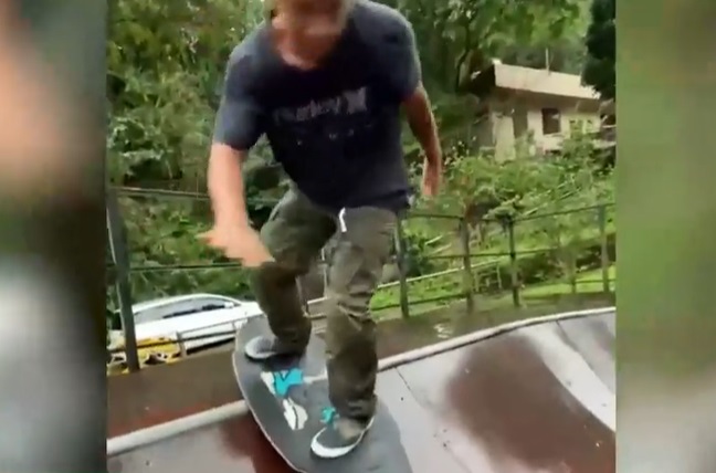 O nouă placă face legea în sport. Poți să te dai cu ea chiar și în fața casei dacă e ud pe jos