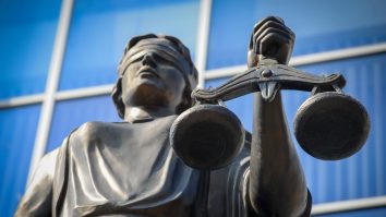 Statuia-zeiței-Themis-aflată-la-intrarea-în-tribunalul-din-Tambov-Rusia