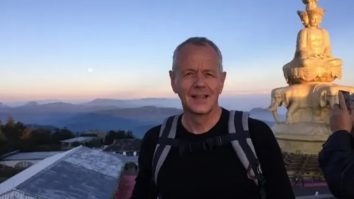 Imagini impresionante. Momentul în care un diplomat britanic de 61 de ani sare într-un râu din China pentru a salva o studentă de la înec