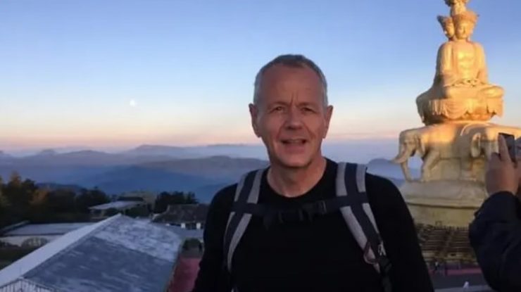 Imagini impresionante. Momentul în care un diplomat britanic de 61 de ani sare într-un râu din China pentru a salva o studentă de la înec