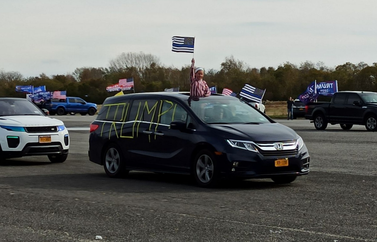 VIDEO. Susținătorii lui Trump au încercat să scoată de pe șosea autocarul de campanie al lui Biden