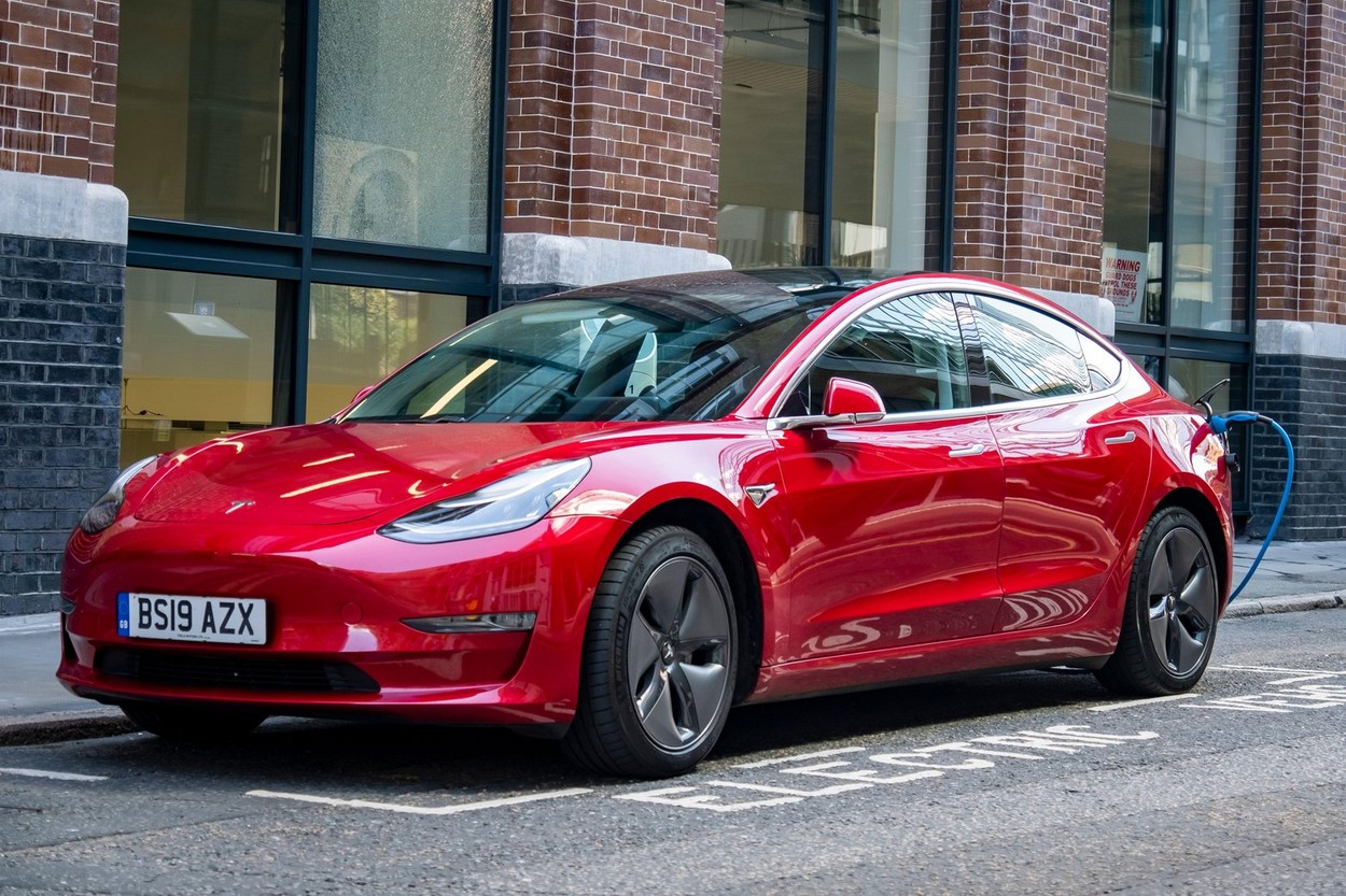 Tesla, prinsă cu nereguli. Investigația vizează defecțiuni tehnice la peste 100.000 de vehicule