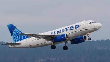 Vaccinul Pfizer a început să ajungă în Europa la bordul United Airlines. Revenirea la normal e tot mai aproape