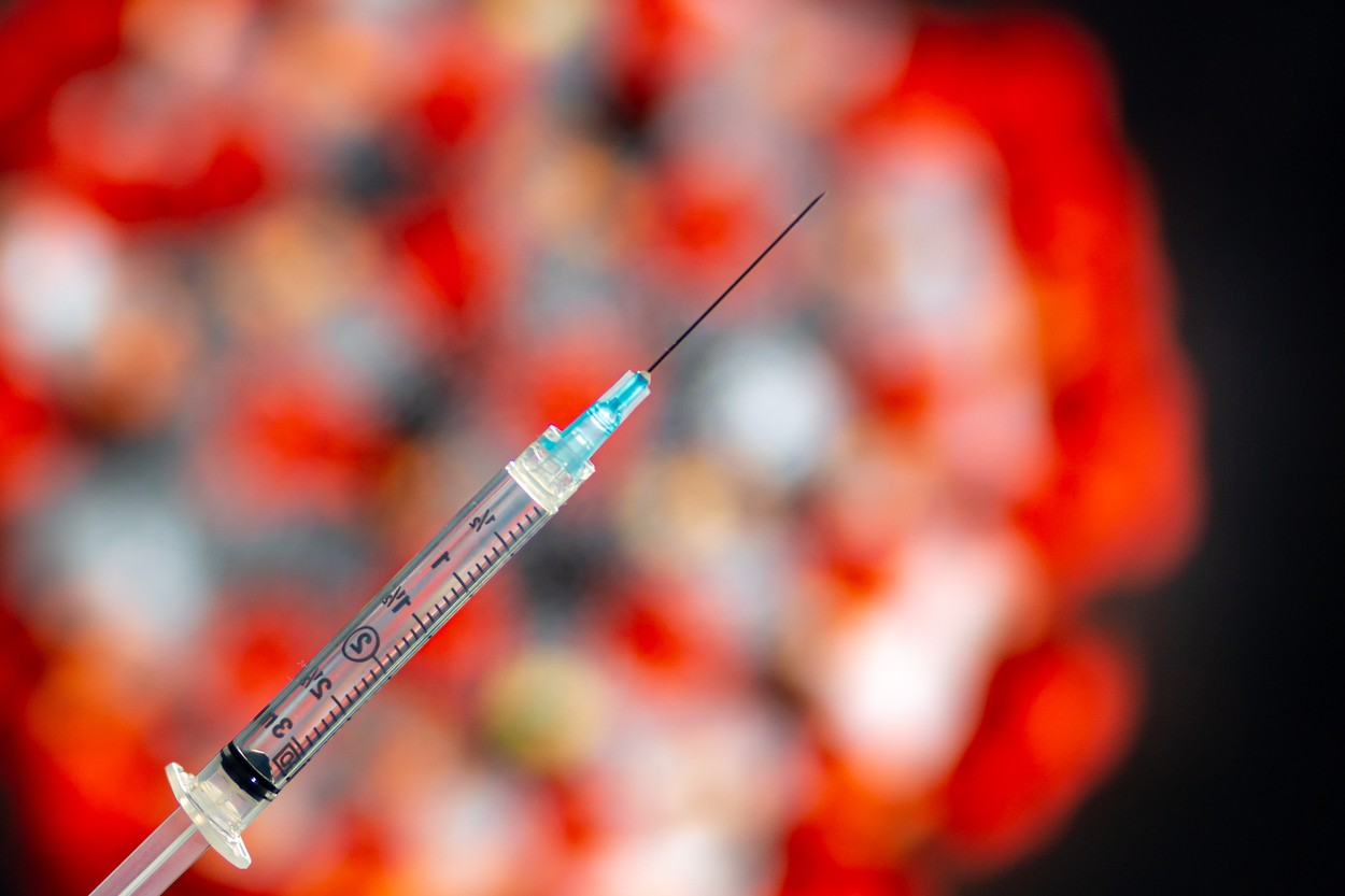 Deși au investit miliarde de dolari pentru vaccin, guvernele lumii nu oferă informații despre contractele încheiate