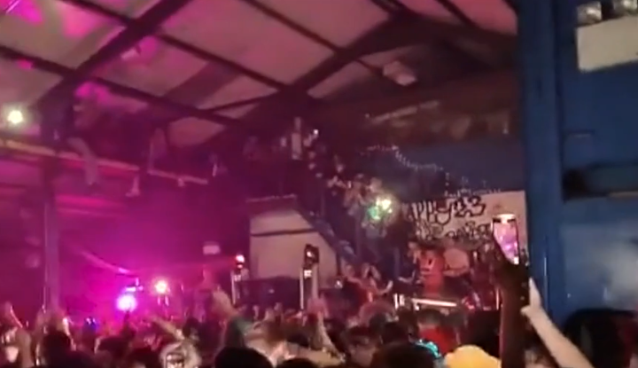 Petrecere ilegală cu 700 de persoane. Poliția a fost atacată de petrecăreți