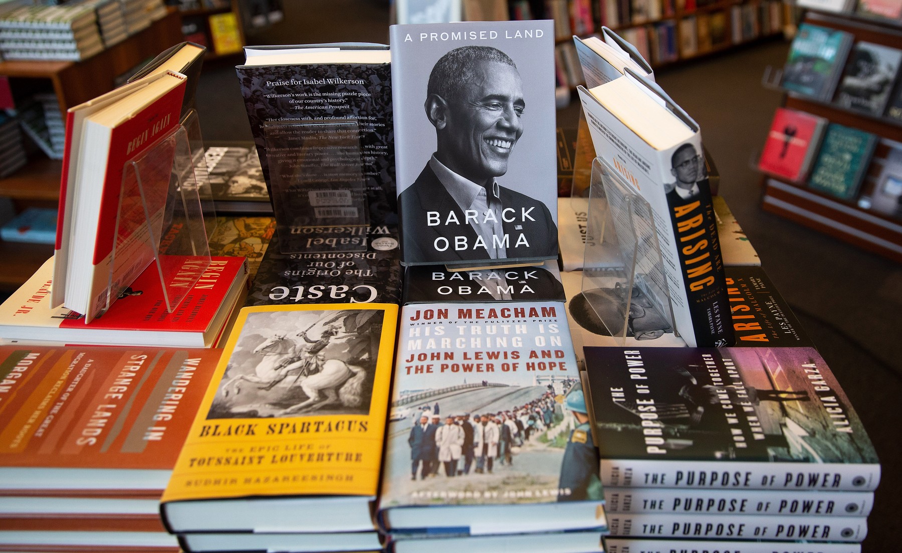 Topul celor mai bune cărți ale anului 2020. „A Promised Land” a lui Barack Obama se află pe primul loc