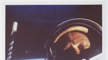 Un selfie picat din lună. Primul selfie făcut în spaţiu a fost scos la licitaţie