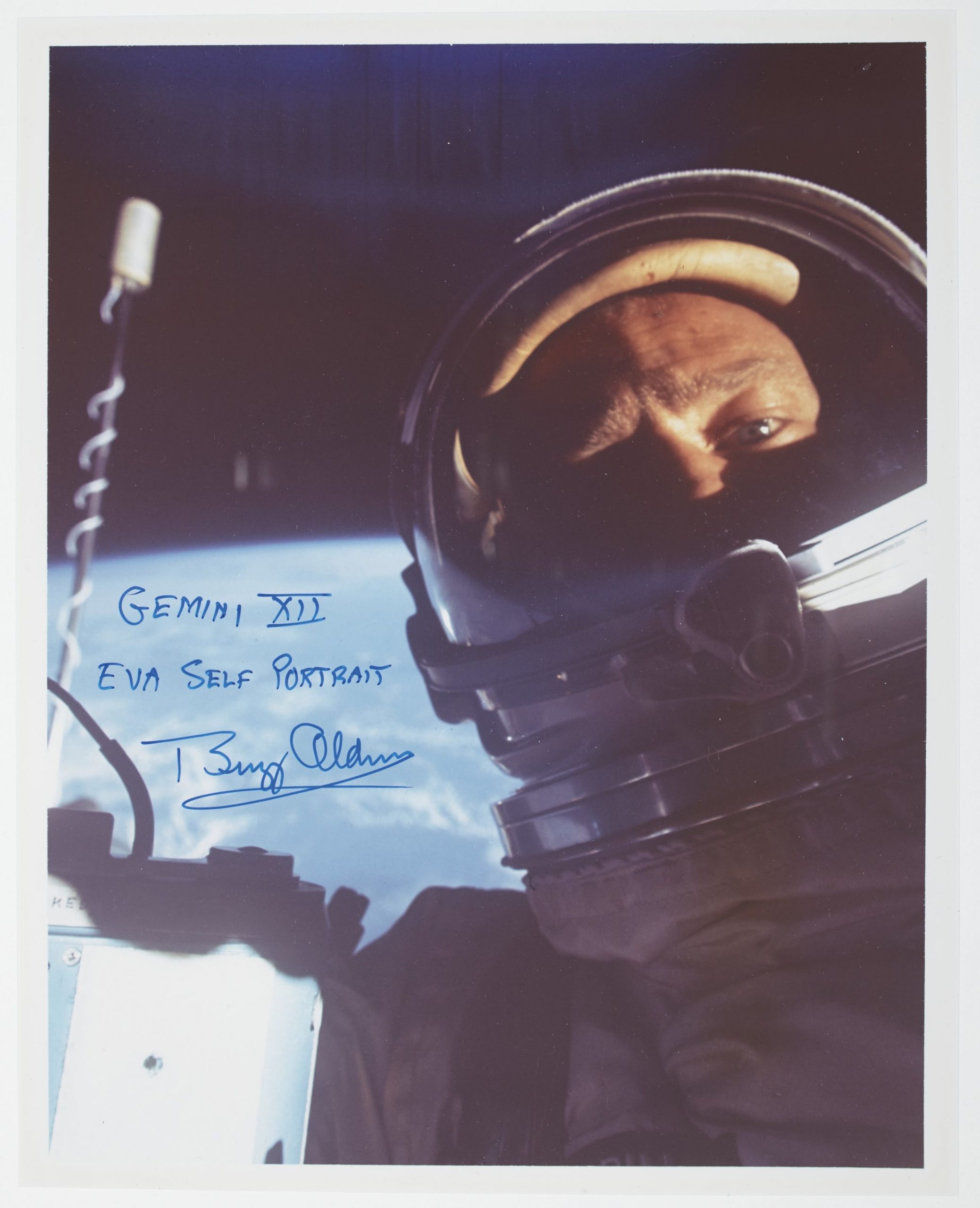 Primul selfie realizat în spaţiu, scos la licitaţie, alături de sute de fotografii ale NASA