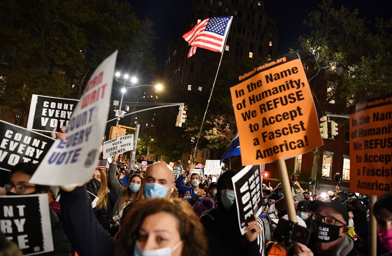 Adrian Cioroianu, despre  alegerile din SUA: „Oamenii te admiră dacă ai mulți bani, dar nu te mai consideră de-al lor“