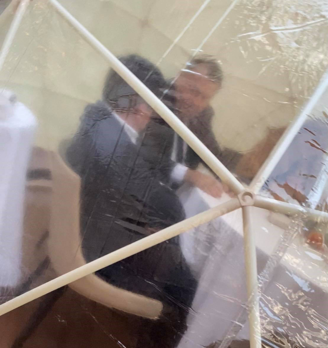 Ludovic Orban a criticat soluțiile găsite de patronii restaurantelor. Costel Alexe și Nelu Tătaru, văzuți fără mască într-un iglu