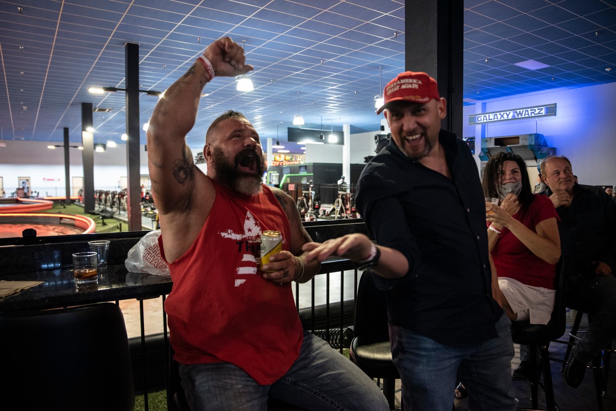 Alegătorii din Texas au promis că-şi urcă poze nud pe Twitter dacă iese Biden