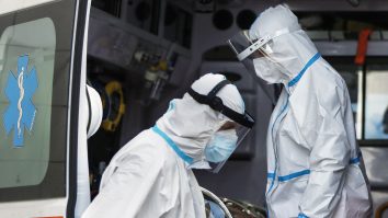 O persoană care a murit din cauza COVID-19 a fost ținută într-un tir în spatele Spitalului din Lugoj