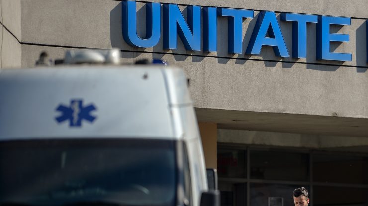 Ambulanța în fața unui spital.
